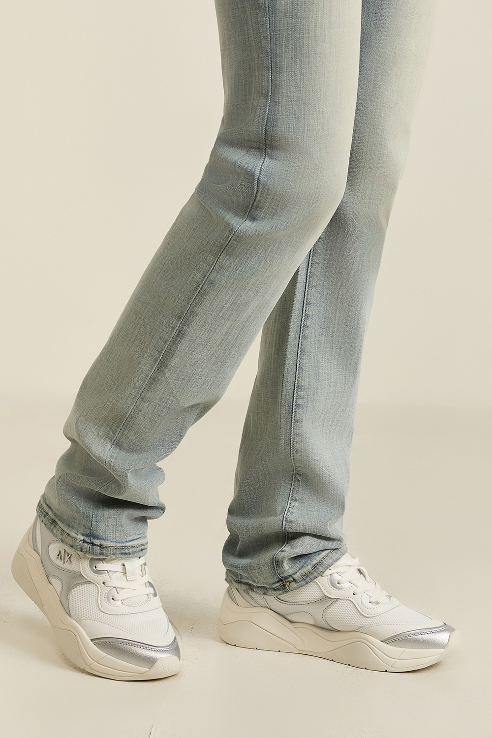 תמונת כל הלוק של נעלי סניקרס